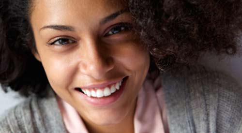 Image d'une femme issue de la diversité