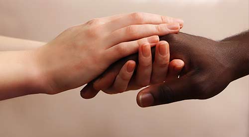 Image de mains de personnes issues de la diversité